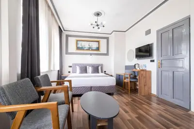 a hotel room with a bed and a table and chairs at Sur Hotel Sultanahmet in Istanbul