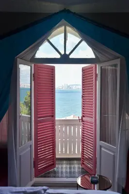 an open door with a view of the ocean at Noya Köşk Otel in Adalar