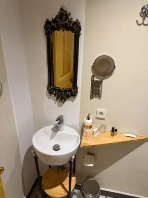 a bathroom with a sink and a mirror on the wall at Fatih Balat tarihin içinden konut - 3 in Istanbul
