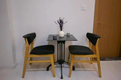 a table with two chairs and a table with a vase on it at BLAU GRÜN İSTANBUL OTEL in Istanbul