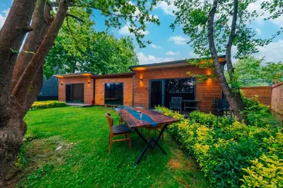 a small house with a table in the yard at Kurtköy Park Bungalov Evleri in Sakarya