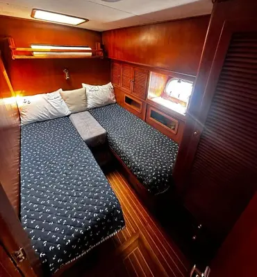 a small room with a bed and a window at PRUVA YACHT in Istanbul